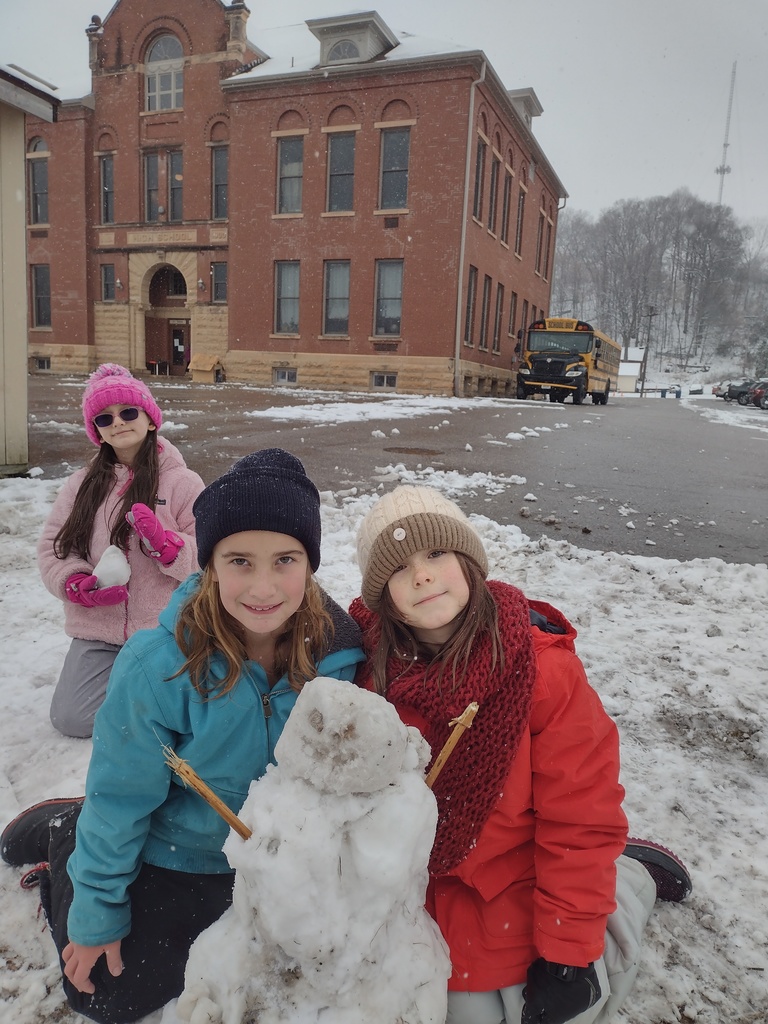 MNCS Elementary students had fun playing outside in the winter wonderland for the first snowfall of the year this week! 
